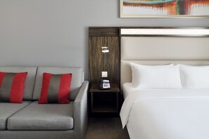 Minibar, safe på rommet, individuelt dekorert og skrivebord