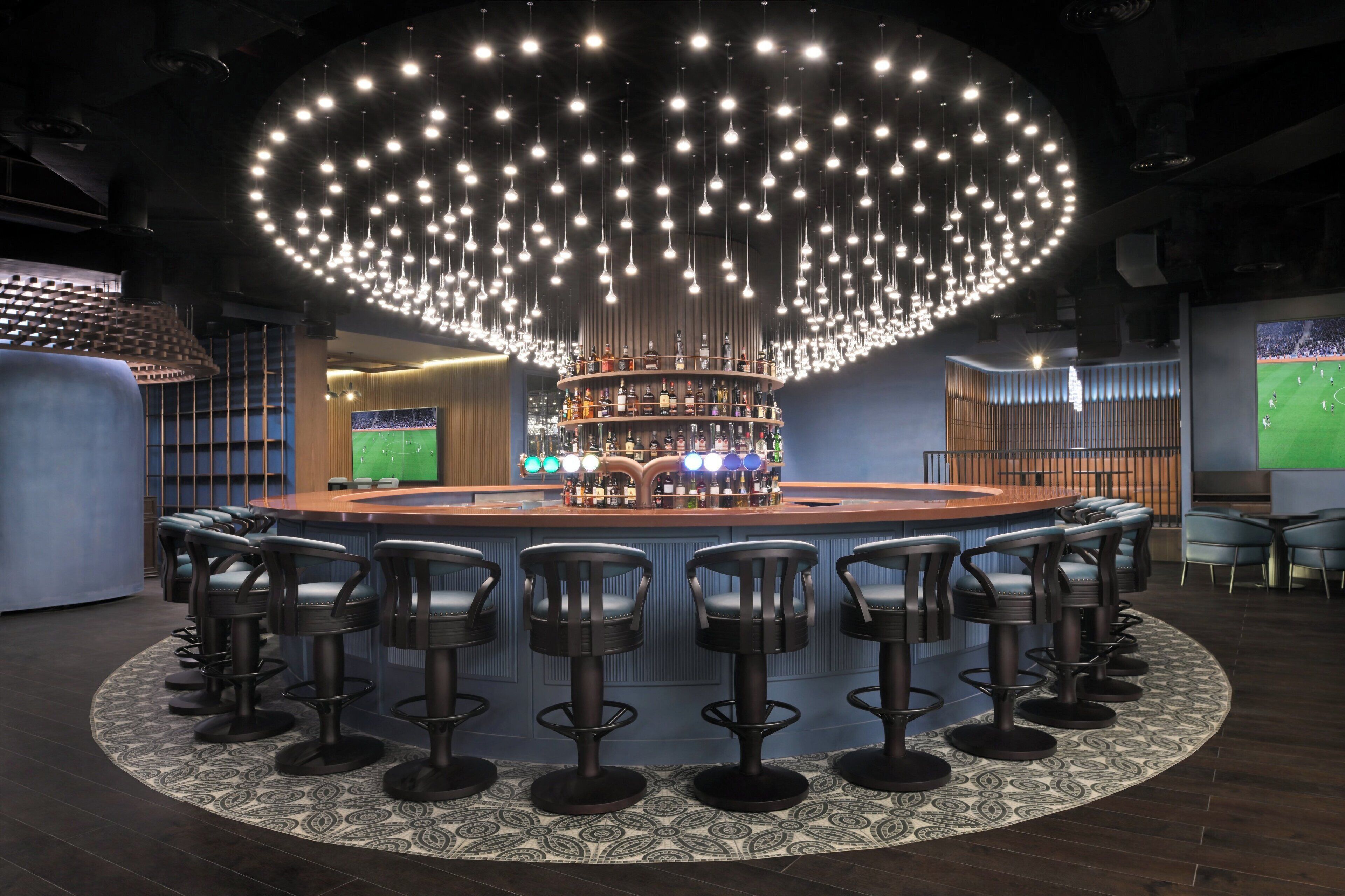 บริการอาหารเช้า อาหารกลางวัน และอาหารเย็น