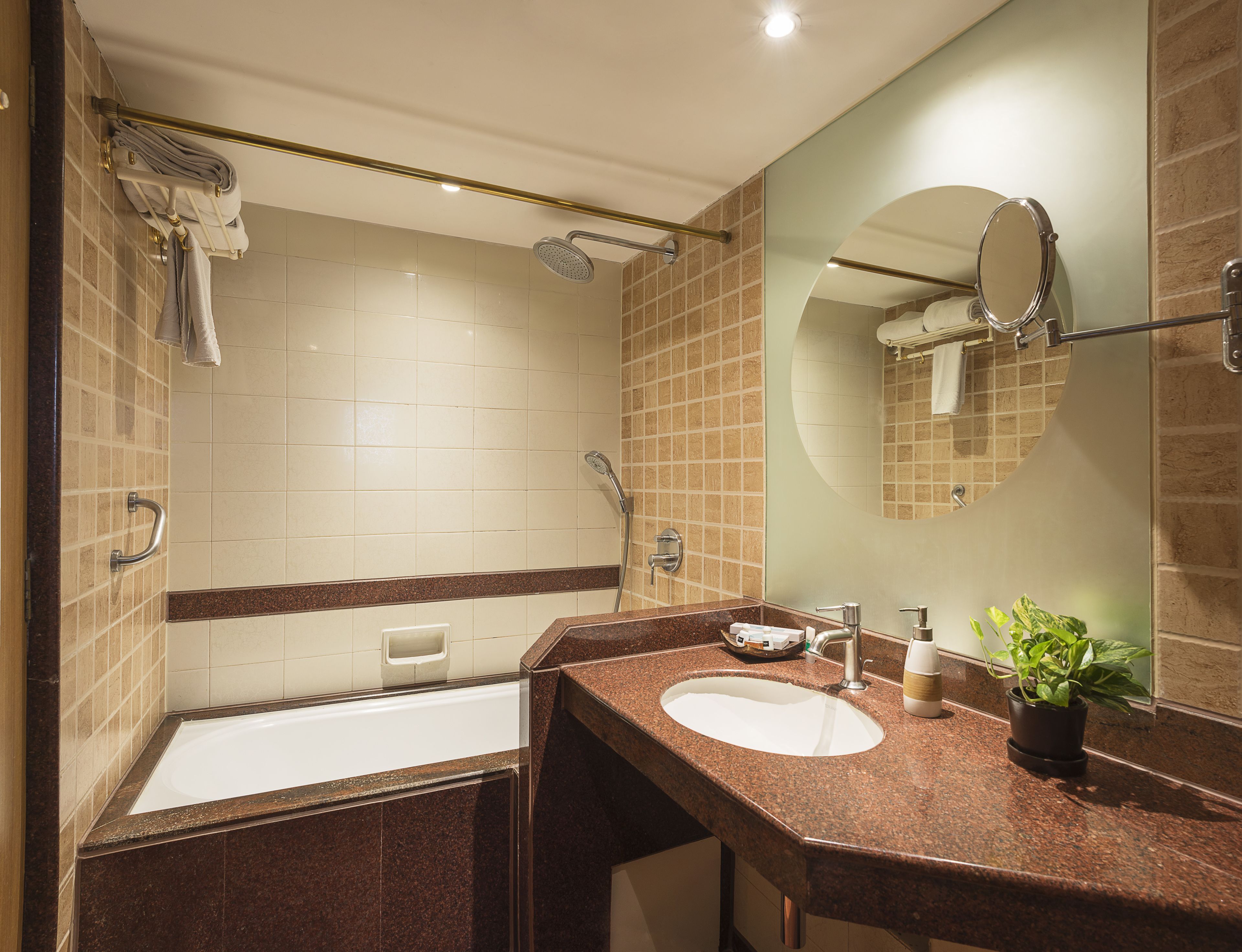 Ein modernes Badezimmer mit Badewanne, Waschbecken und Dusche.
