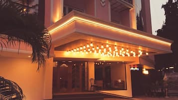 Fachada de la propiedad por la tarde o noche