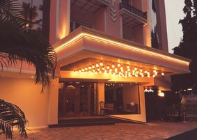 Fachada da propriedade à noite