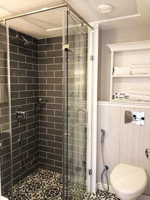 Shower, rainfall showerhead, free toiletries, hair dryer - T24 Retro (Mumbai)