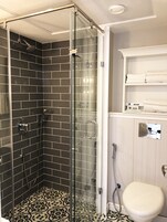 Duş, geniş duş başlığı, ücretsiz banyo/kozmetik ürünleri 