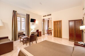 Allergikerbettwaren, Zimmersafe, Schreibtisch, schallisolierte Zimmer