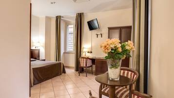 Standard dubbelrum eller tvÄbÀddsrum | Allergitestade sÀngklÀder, vÀrdeförvaringsskÄp pÄ rummet och skrivbord