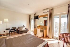 Tremannsrom | Allergitestet sengetøy, safe på rommet, skrivebord og lydisolert