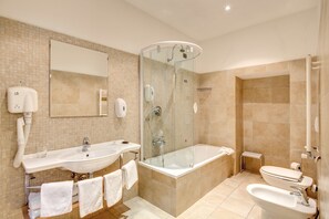 Quadruple Room | Bathroom | Combined shower/tub, hair dryer, bidet, towels - Hotel San Marco (Rome)