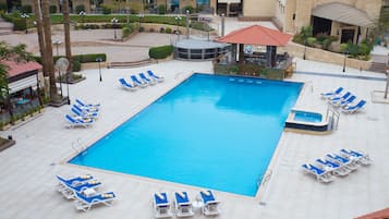 Piscine extérieure, maîtres-nageurs sur place