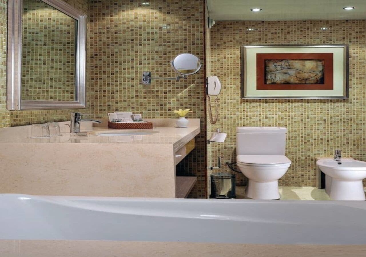 Ein Badezimmer mit Badewanne, Waschbecken, Toilette und Bidet.