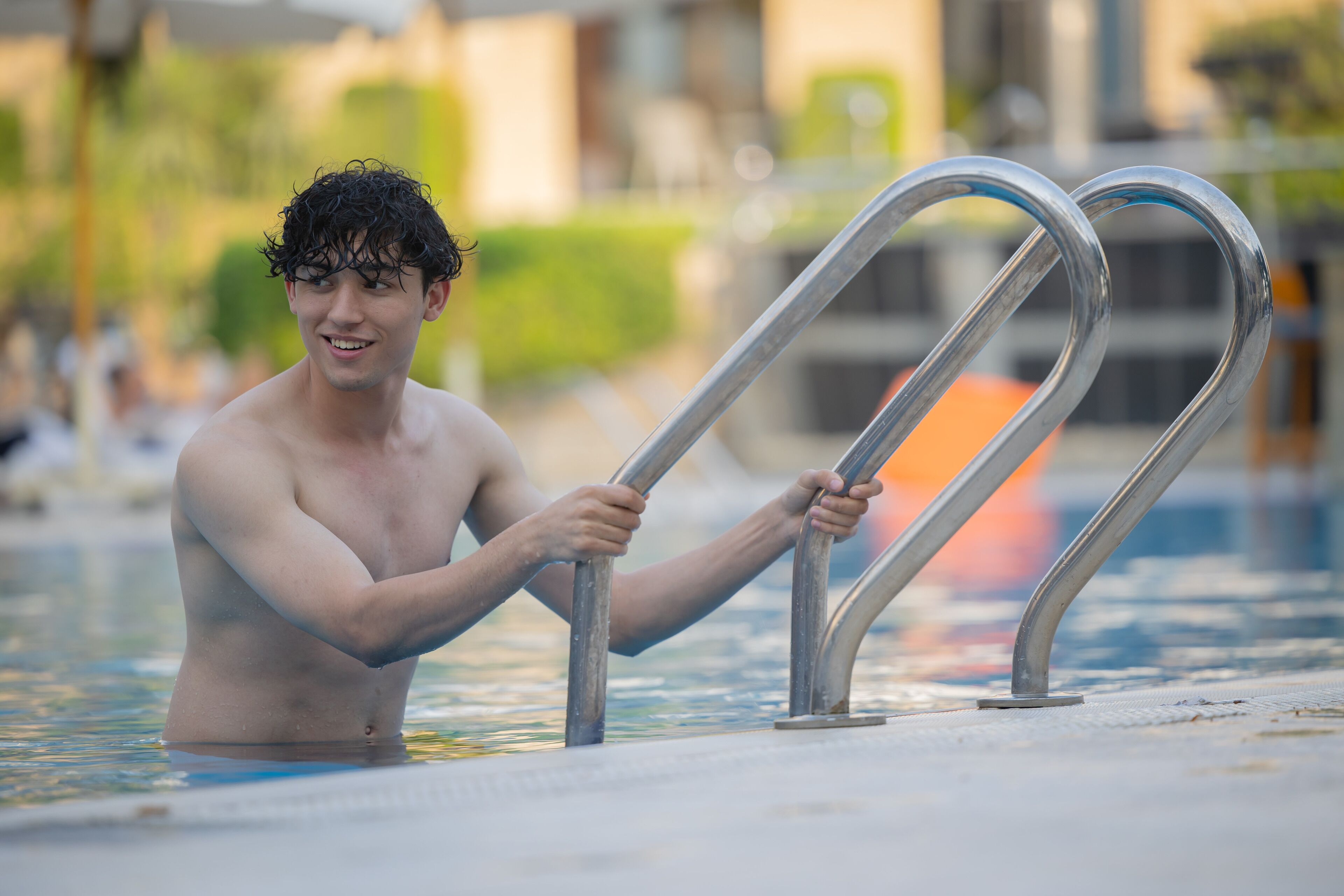 Piscine extérieure, maîtres-nageurs sur place