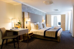 Panoramic Suite, 1 Bedroom, Marina View | Egyptian cotton sheets, premium bedding, in-room safe, desk