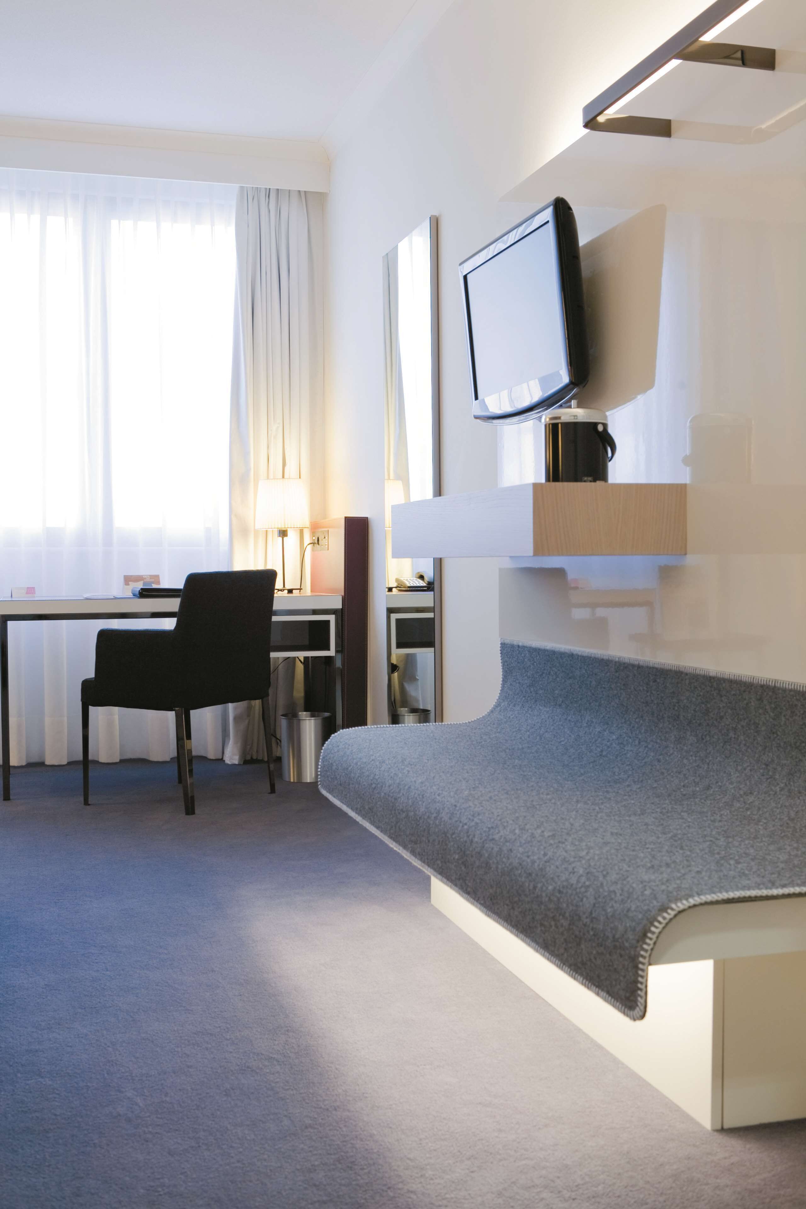 egyptian cotton sheets, premium bedding, in-room safe, desk