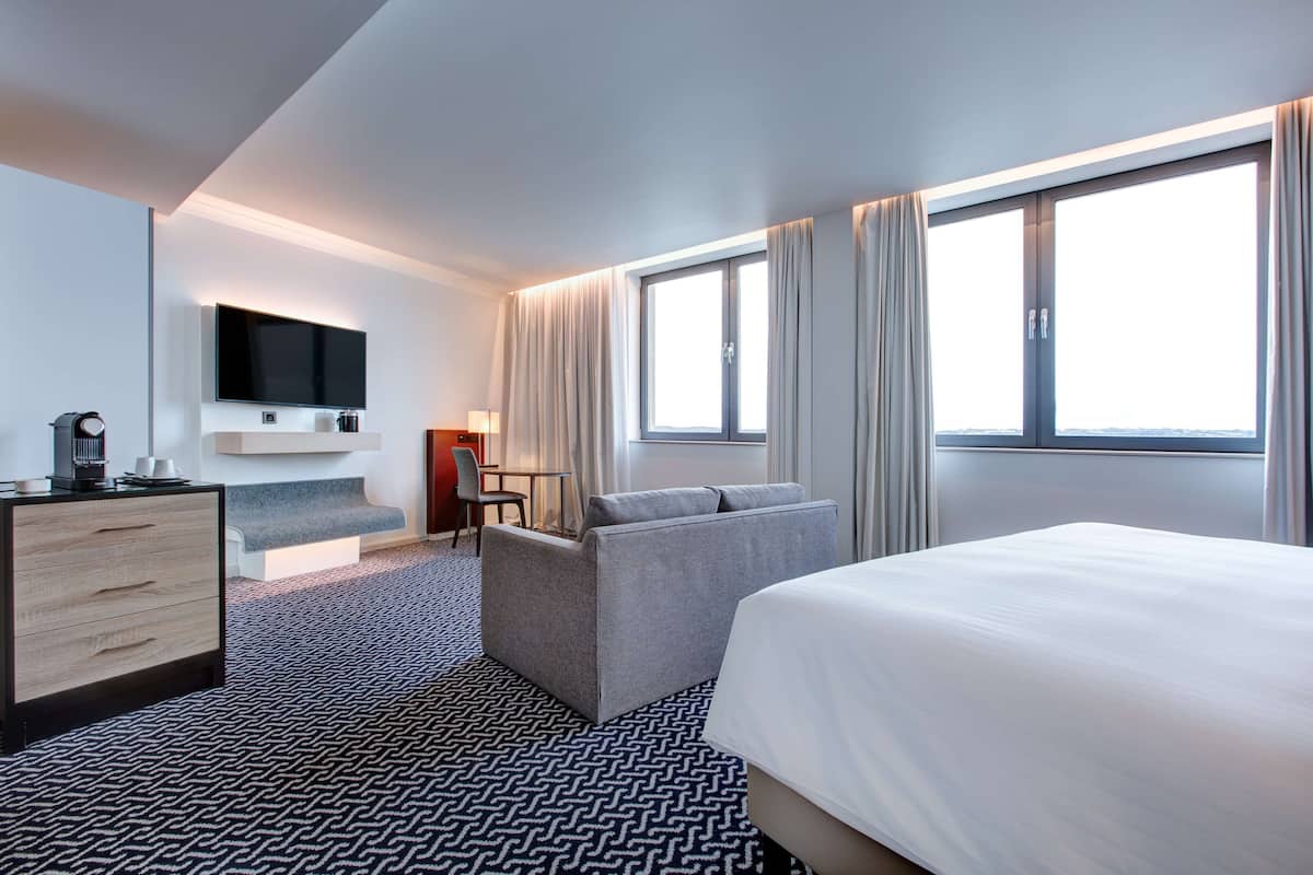 Family Room | Egyptian cotton sheets, premium bedding, in-room safe, desk