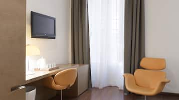 Minibar, Zimmersafe, Schreibtisch, Verdunkelungsvorhänge