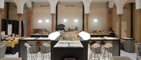 Un restaurante moderno con barra central, techos altos y columnas en arco.