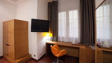 Minibar, coffres-forts dans les chambres, bureau, rideaux occultants