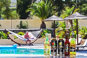 Outdoor pool, pool umbrellas, sun loungers - Horizon Resort (Santorini)