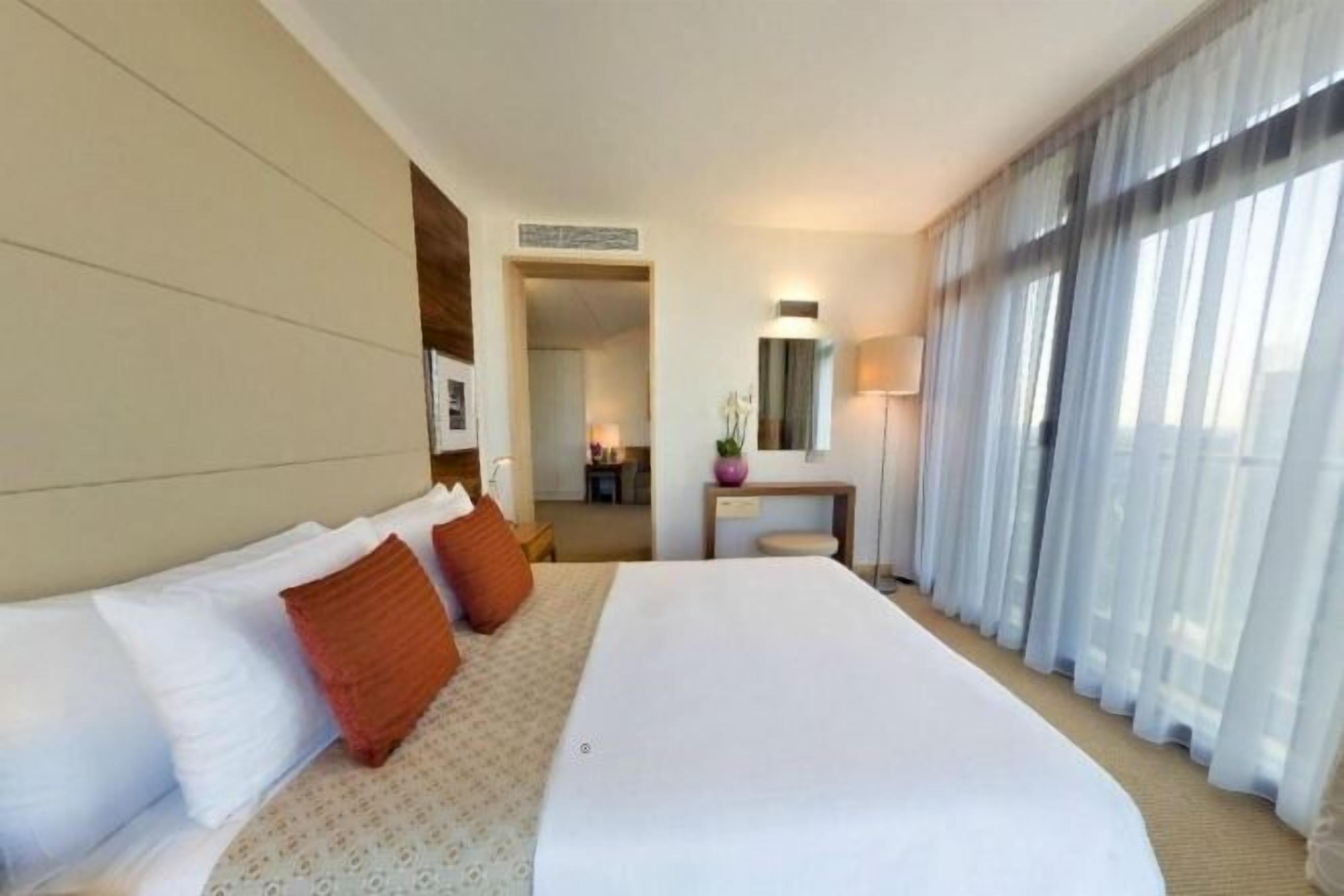 Egyptian cotton sheets, premium bedding, minibar, in-room safe