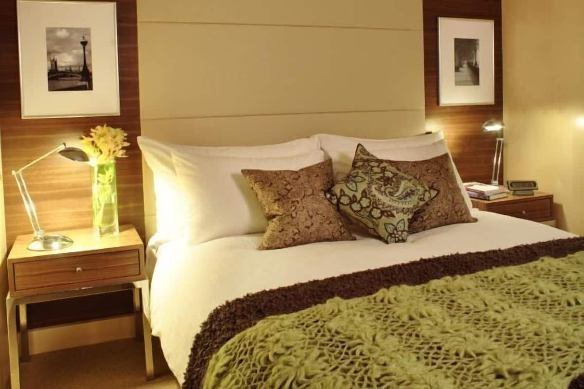 Egyptian cotton sheets, premium bedding, minibar, in-room safe