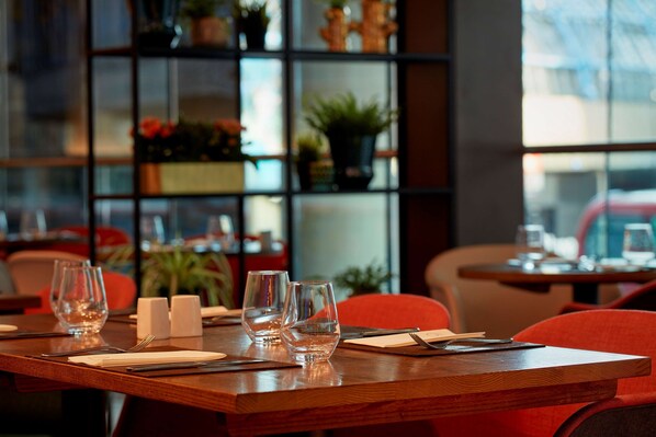 A restaurant table set with glasses, cutlery, and napkins. - Park Plaza County Hall London (London)