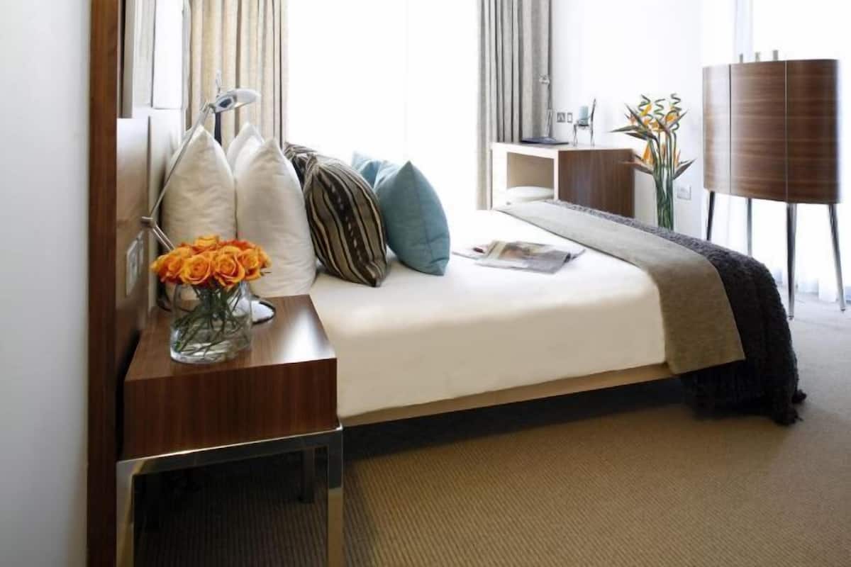 Egyptian cotton sheets, premium bedding, minibar, in-room safe