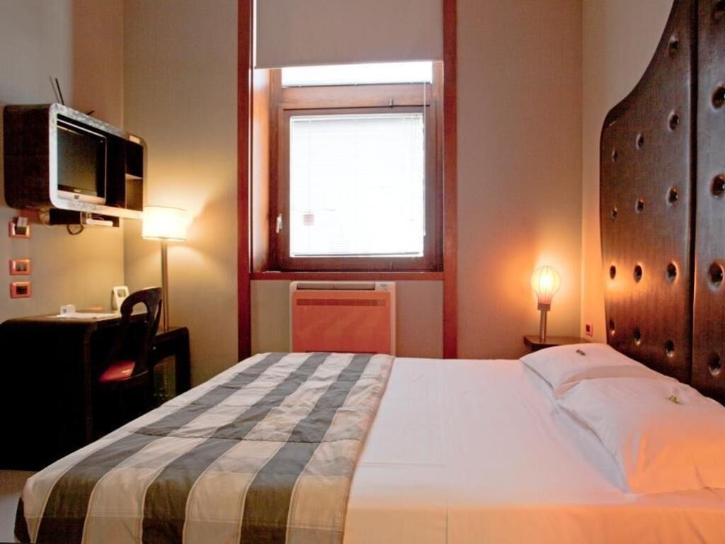 1 bedroom, hypo-allergenic bedding, down comforters, in-room safe