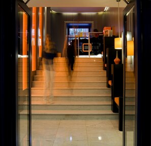 Interior entrance - Orange Hotel (Rome)