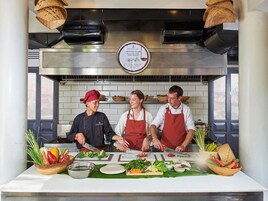 Se sirven desayunos y cocina europea moderna, con vista a la piscina 