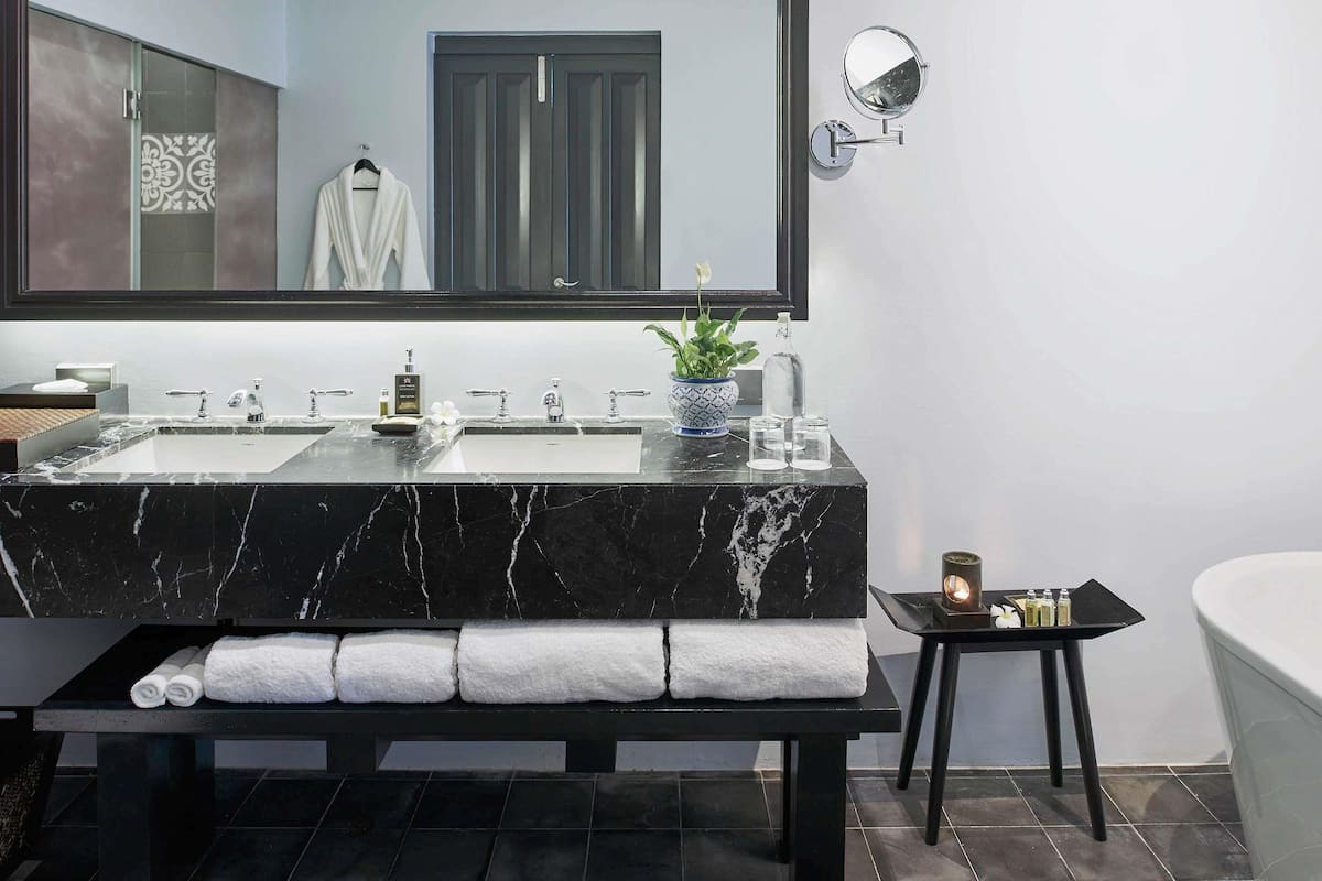 Ropa de cama de alta calidad, cubrecamas y minibar