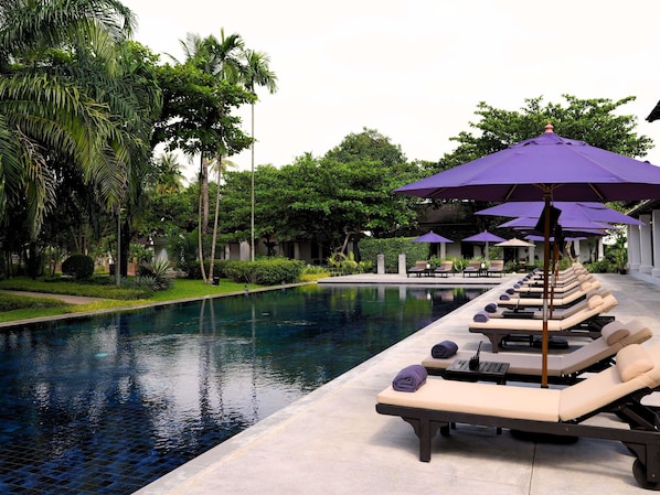 Outdoor pool, pool umbrellas, pool loungers - Sofitel Luang Prabang (Luang Prabang)