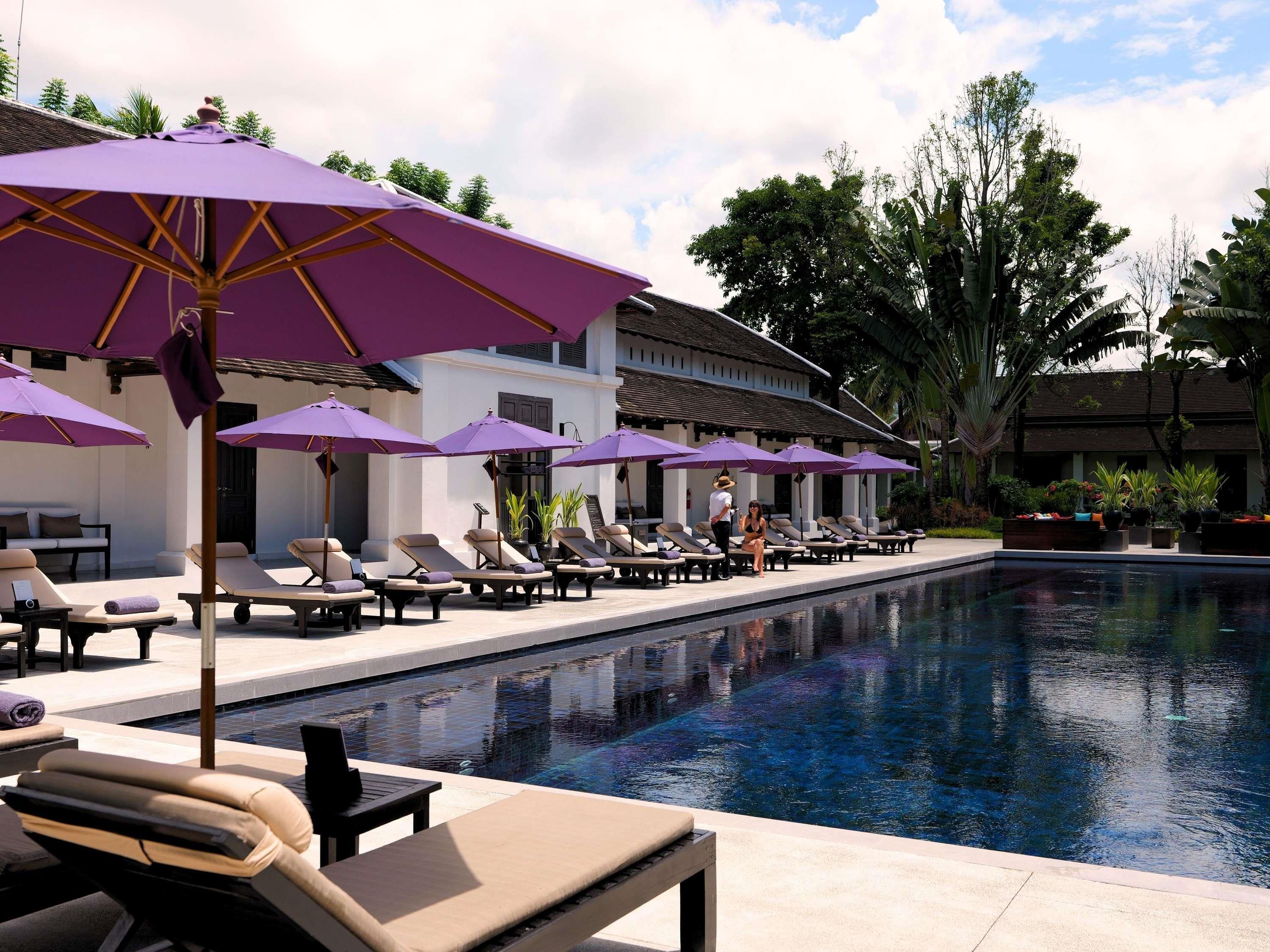 Piscine extérieure, parasols, chaises longues