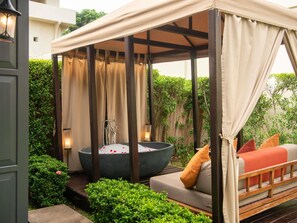 Ropa de cama de alta calidad, cubrecamas y minibar 