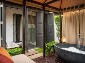 Suite, 1 kingsize bed, aan tuin (Private Garden) | Luxe beddengoed, donsdekens, een minibar, een kluis op de kamer