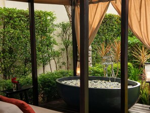 Suite, 2 enkeltsenger, hageområde | Sengetøy av topp kvalitet, dundyner, minibar og safe på rommet