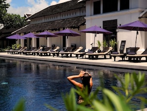 Piscine extérieure, parasols de plage, chaises longues