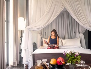 Ropa de cama de alta calidad, cubrecamas y minibar 