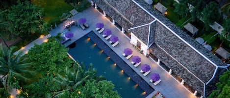 Outdoor pool, pool umbrellas, sun loungers