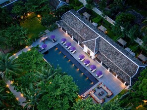 Outdoor pool, pool umbrellas, sun loungers - Sofitel Luang Prabang (Luang Prabang)