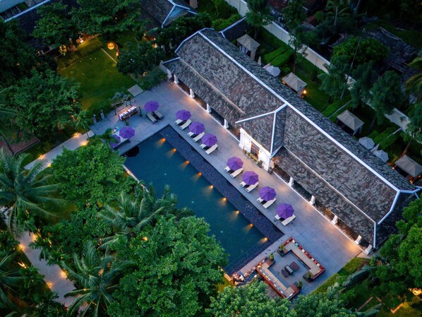 Outdoor pool, pool umbrellas, pool loungers - Sofitel Luang Prabang (Luang Prabang)