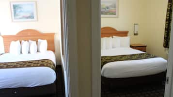 Deluxe Family Suite with 3 Queen Beds & Kitchenette, Non Smoking | Skrivebord, strygejern/strygebræt, gratis Wi-Fi, sengetøj