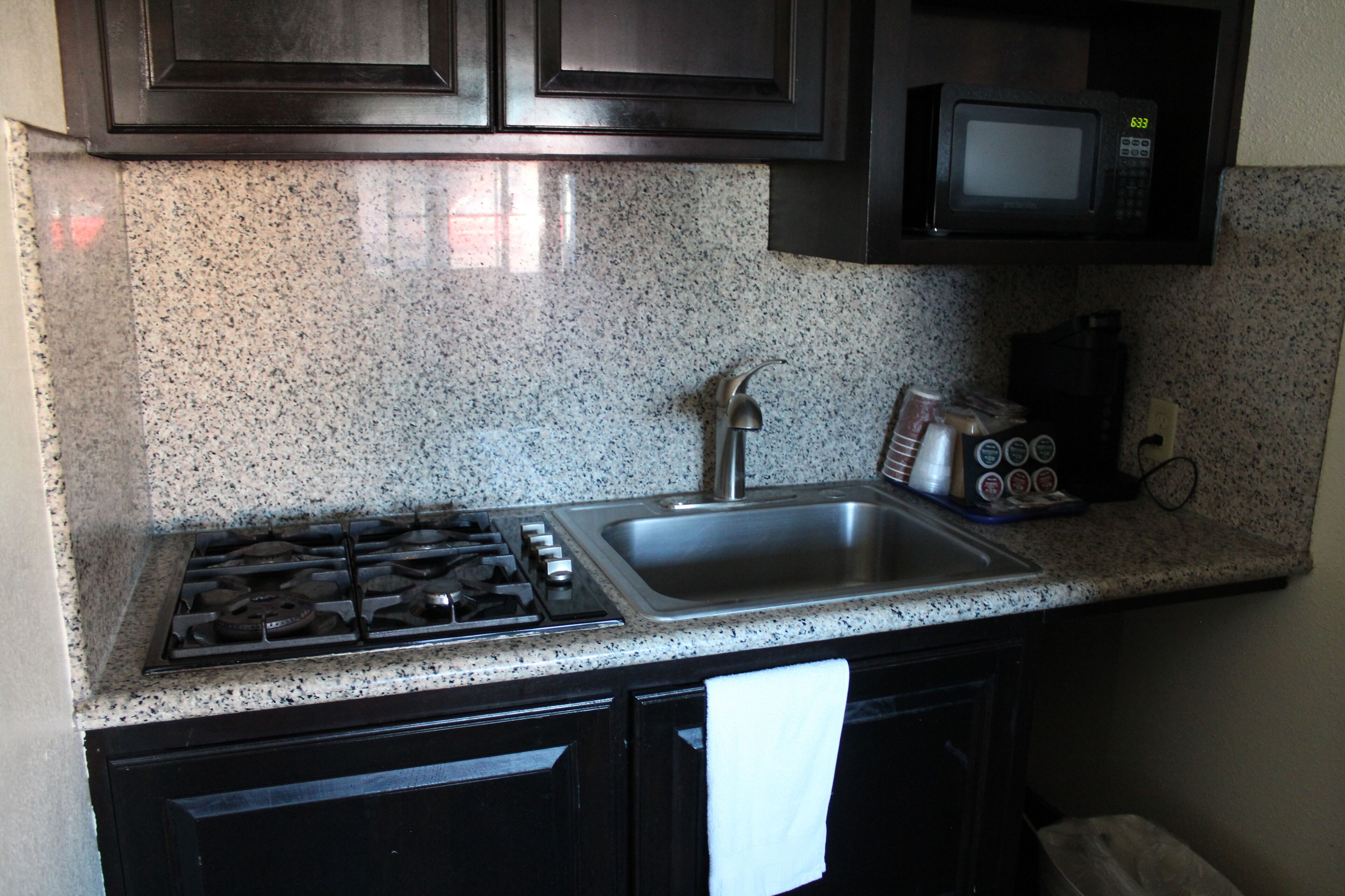 Deluxe Family Suite with 3 Queen Beds & Kitchenette, Non Smoking | Private kitchenette | Microwave, coffee/tea maker