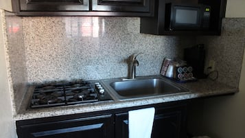 Deluxe Family Suite with 3 Queen Beds & Kitchenette, Non Smoking | Private kitchenette | Microwave, coffee/tea maker
