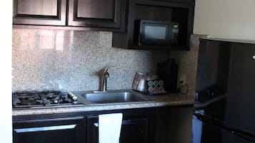 Deluxe Family Suite with 3 Queen Beds & Kitchenette, Non Smoking | Cocina básica privada | Cafetera o tetera