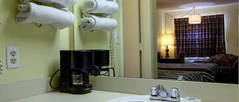 Gratis toiletartikelen, een haardroger, handdoeken