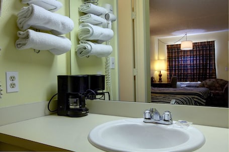 Produtos de toalete grátis, secador de cabelo, toalhas de banho . Americas Best Value Inn Comanche