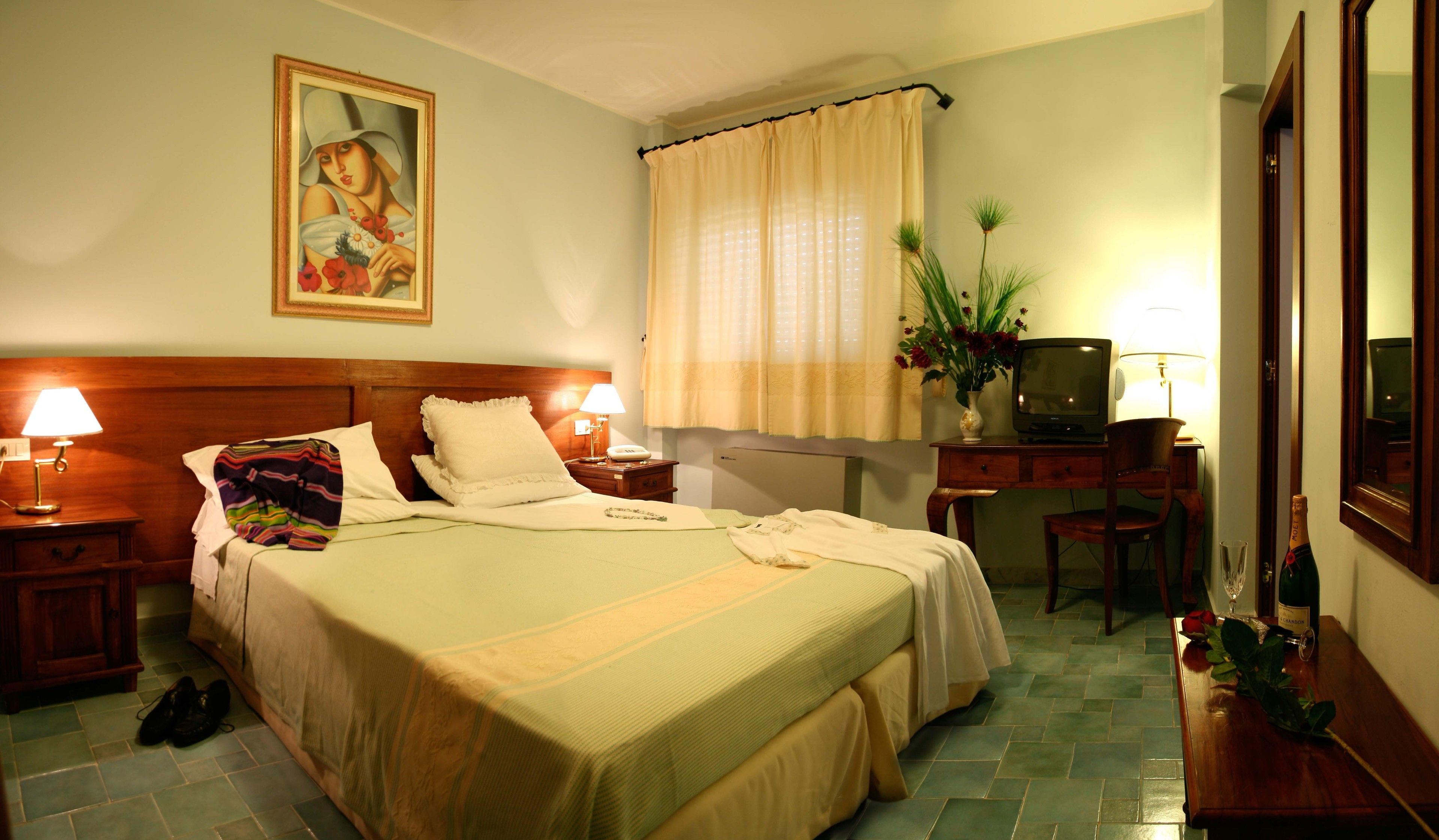 Minibar, coffres-forts dans les chambres, bureau