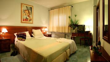 Minibar, coffres-forts dans les chambres, bureau