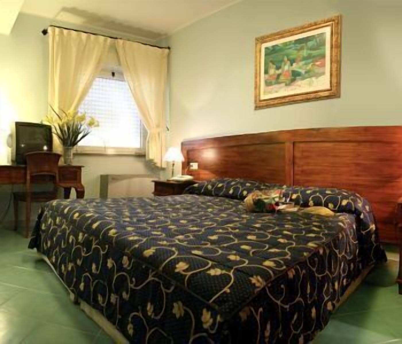 Minibar, Zimmersafe, Schreibtisch, Bügeleisen/Bügelbrett