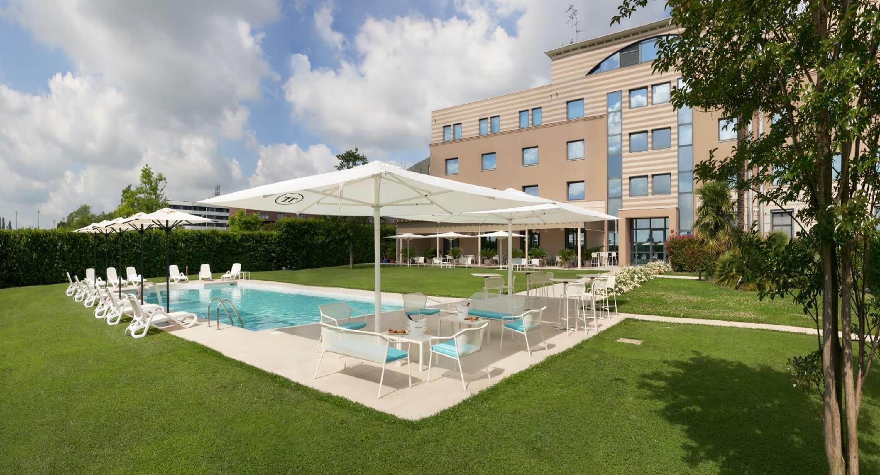 Piscine extérieure (ouverte en saison)