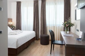 Minibar, in-room safe, desk, soundproofing - Hotel Omnia (Noventa di Piave)